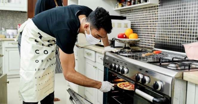 Tak Banyak yang Tahu, 8 Seleb Ini Buka Warung di Depan Rumah