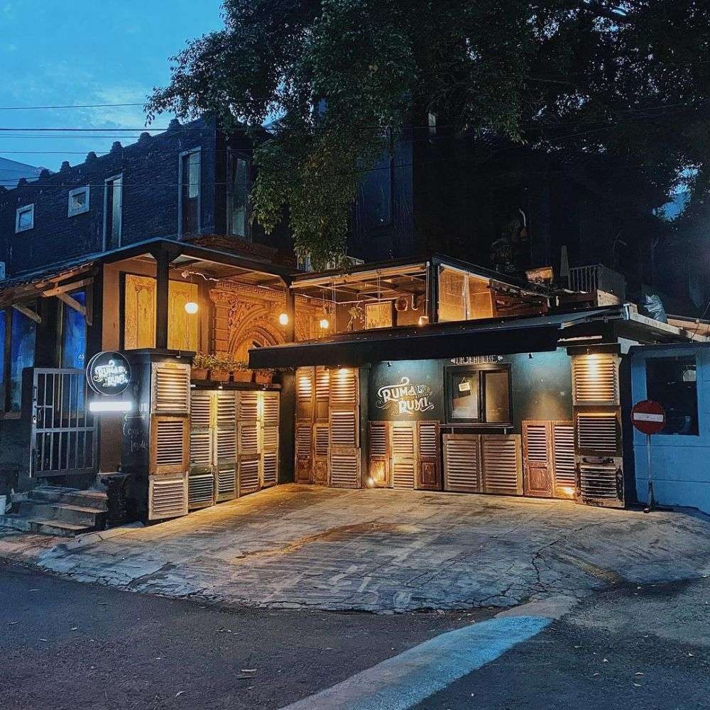 Tak Banyak yang Tahu, 8 Seleb Ini Buka Warung di Depan Rumah