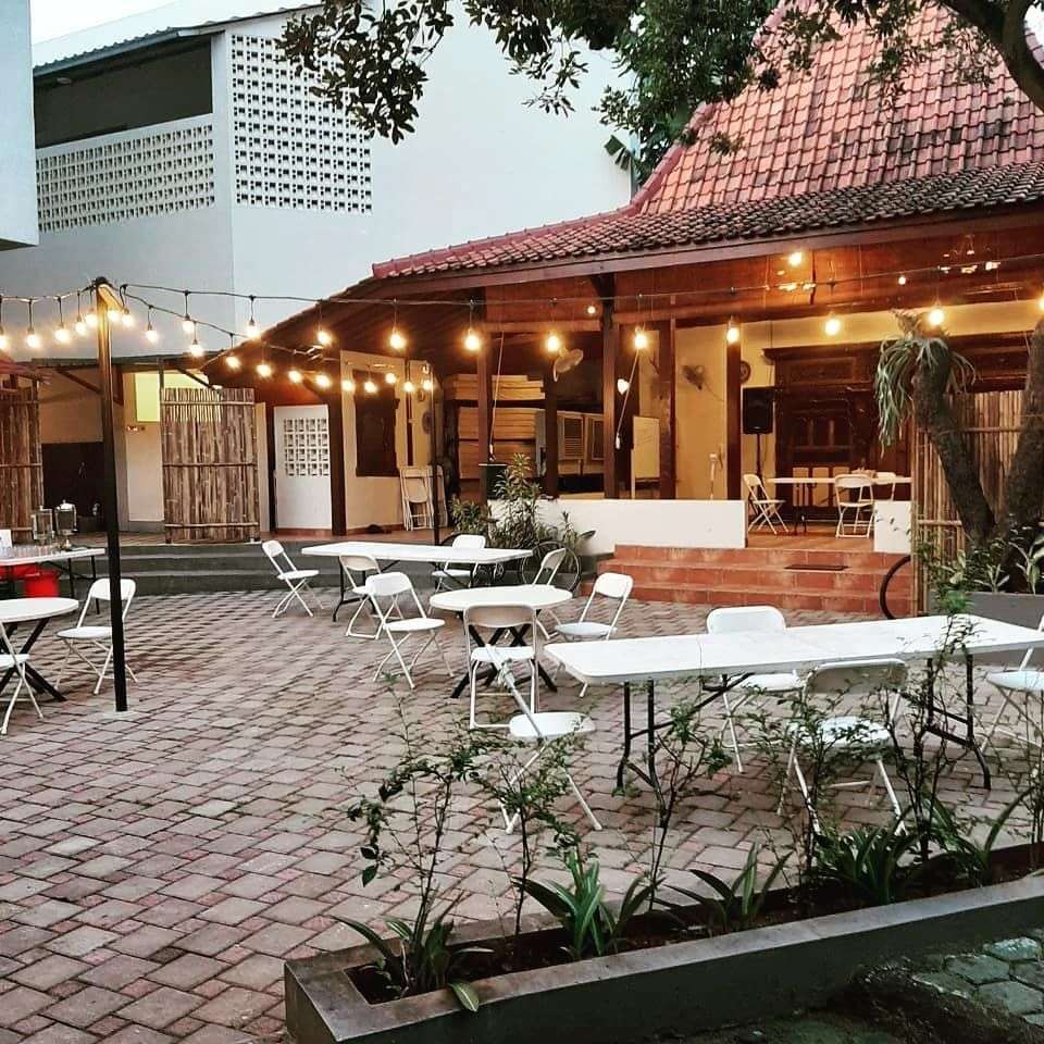Tak Banyak yang Tahu, 8 Seleb Ini Buka Warung di Depan Rumah