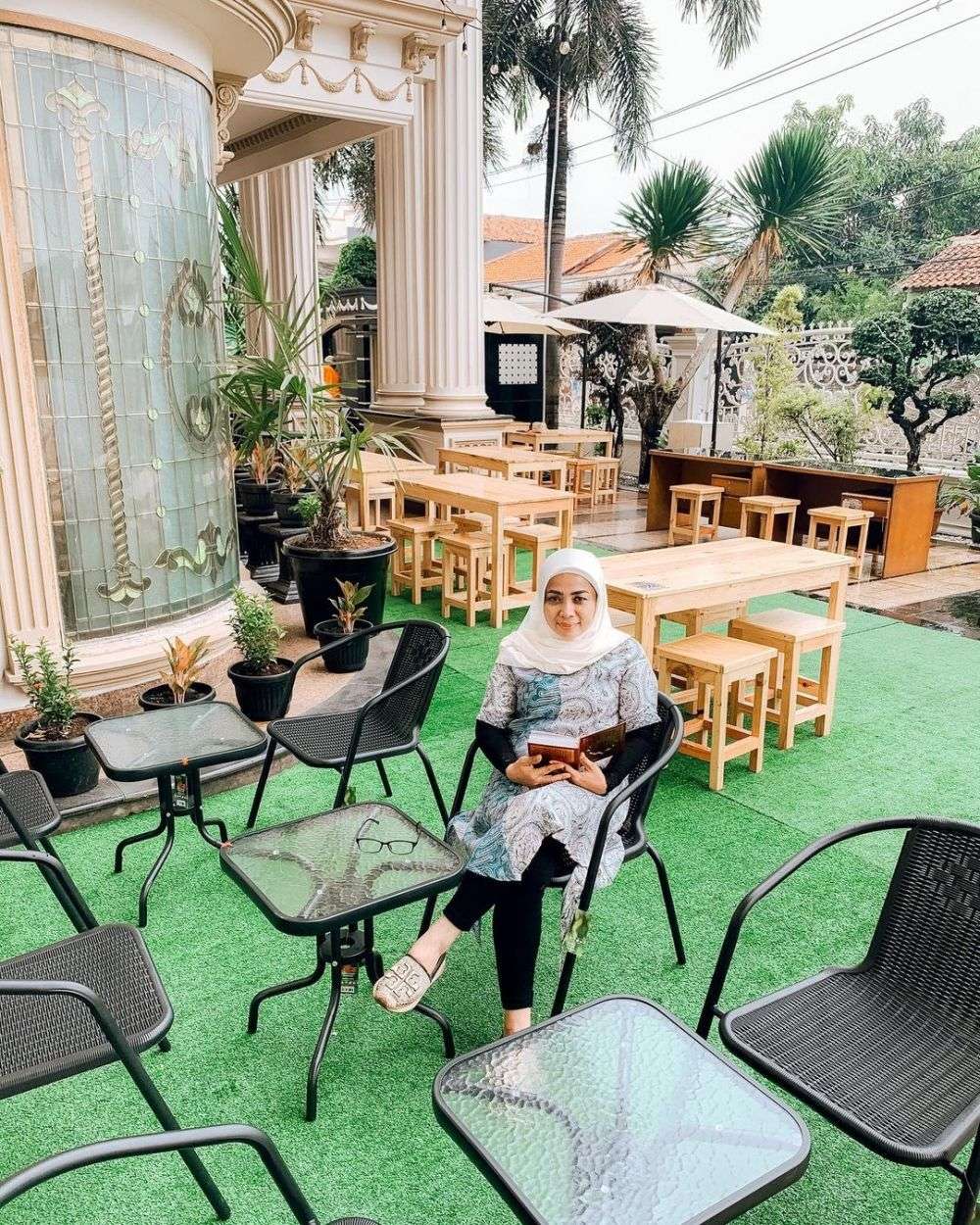 Tak Banyak yang Tahu, 8 Seleb Ini Buka Warung di Depan Rumah