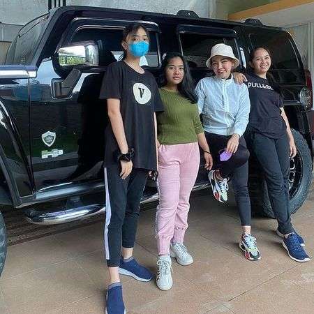 8 Potret Bella Shofie Tanpa Hijab, Jadi Sorotan Netizen