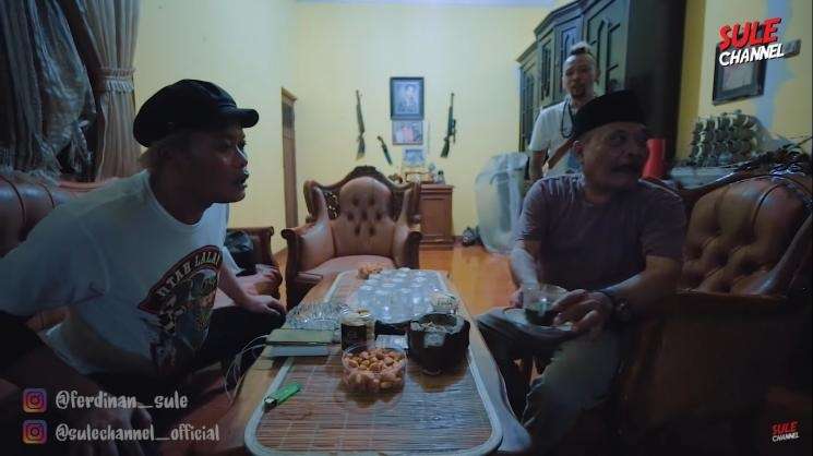 Kalahkan Raffi Ahmad, Intip 9 Potret Mewahnya Rumah Haji Bolot