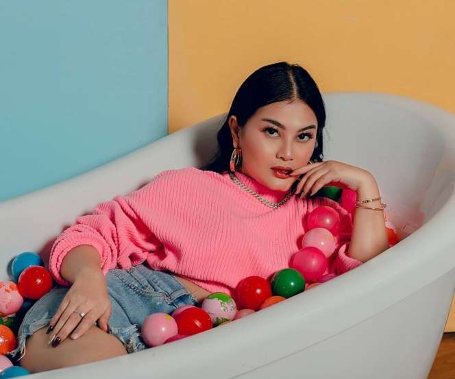 10 Pose Berani Gita, Kakak Ghea Youbi yang Body Goals Abis