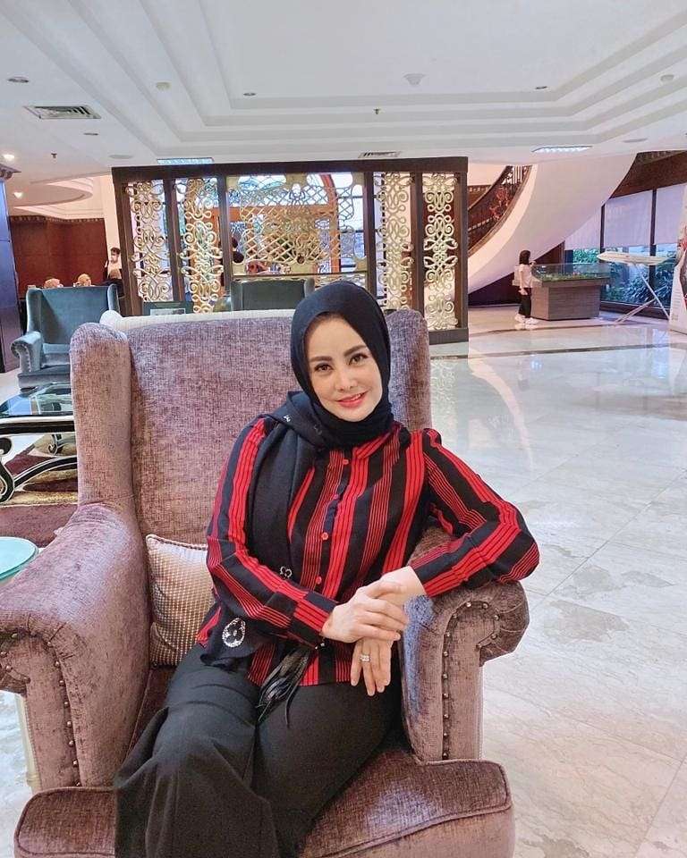 10 Potret Cici Paramida Berhijab, Cantik dan Awet Muda