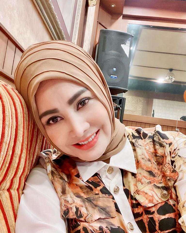 10 Potret Cici Paramida Berhijab, Cantik dan Awet Muda