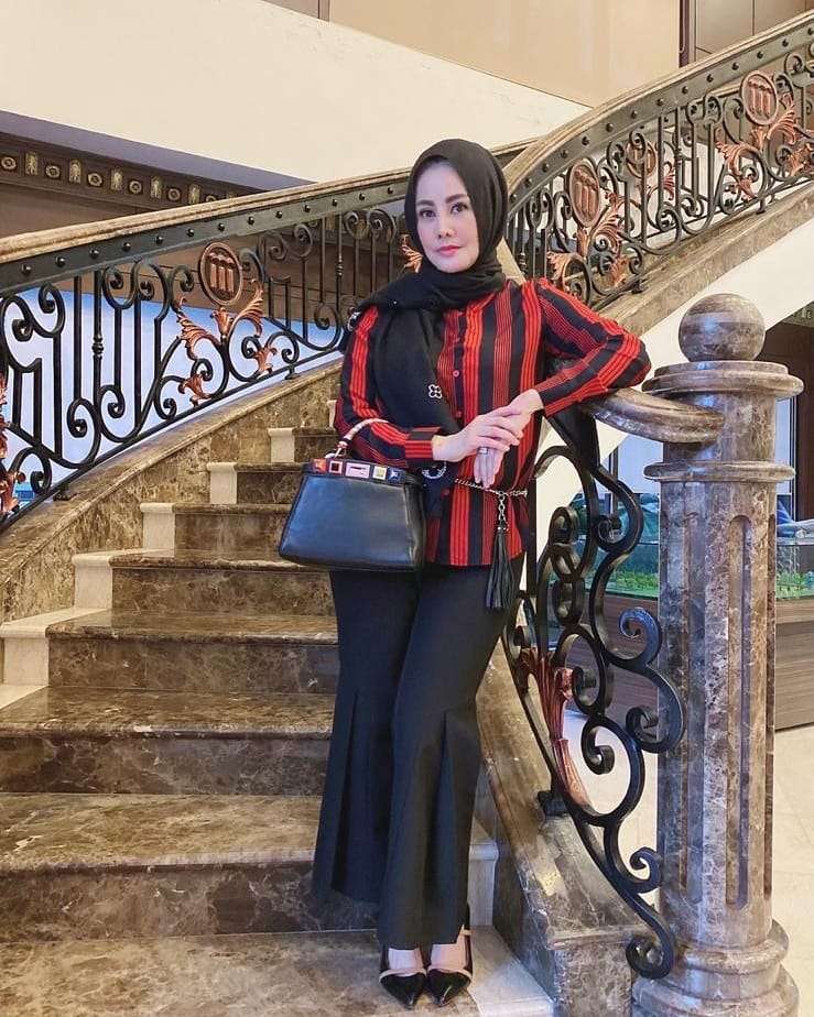 10 Potret Cici Paramida Berhijab, Cantik dan Awet Muda