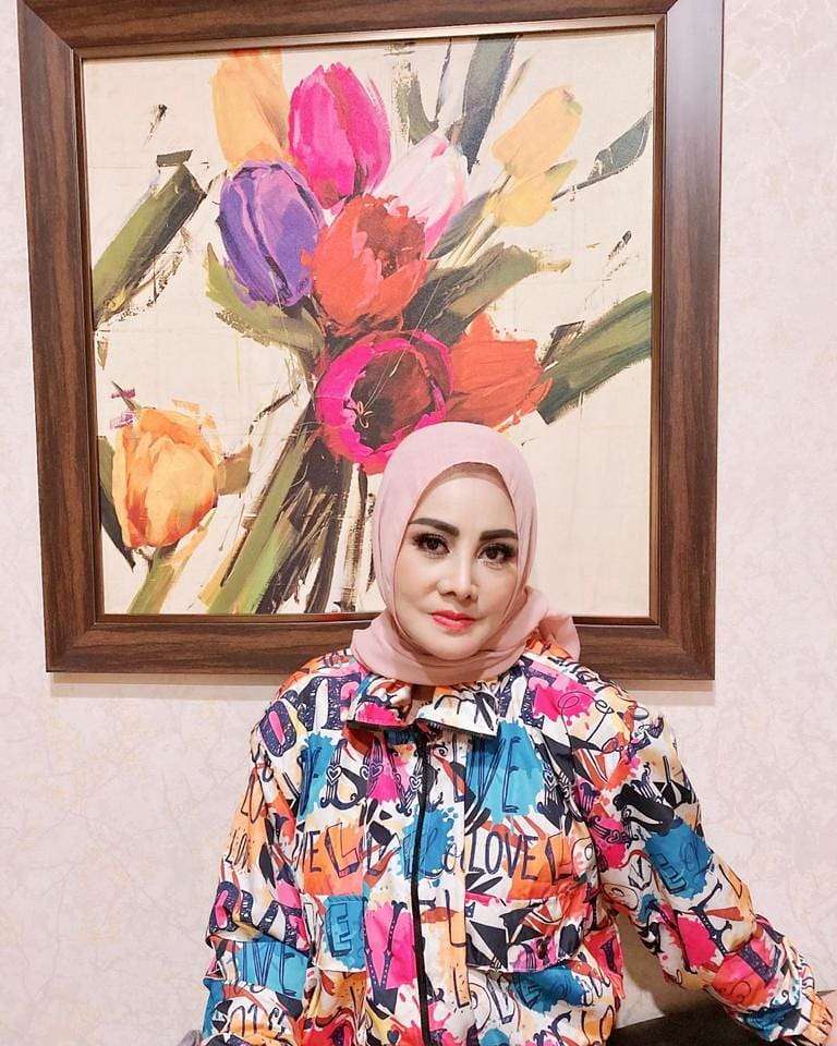 10 Potret Cici Paramida Berhijab, Cantik dan Awet Muda
