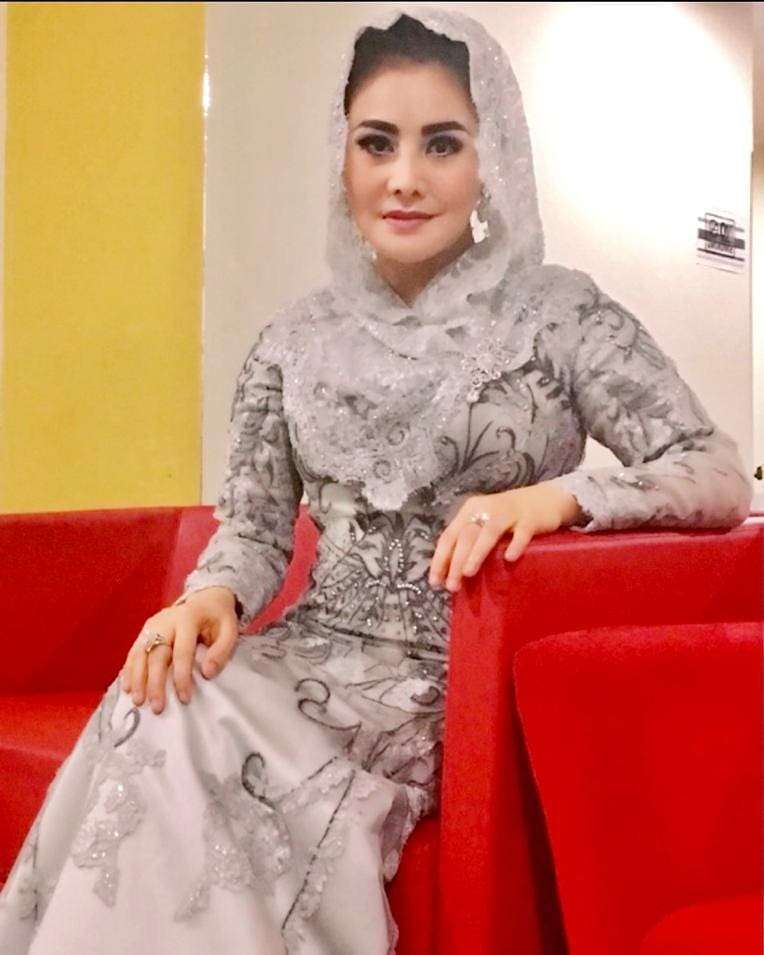 10 Potret Cici Paramida Berhijab, Cantik dan Awet Muda