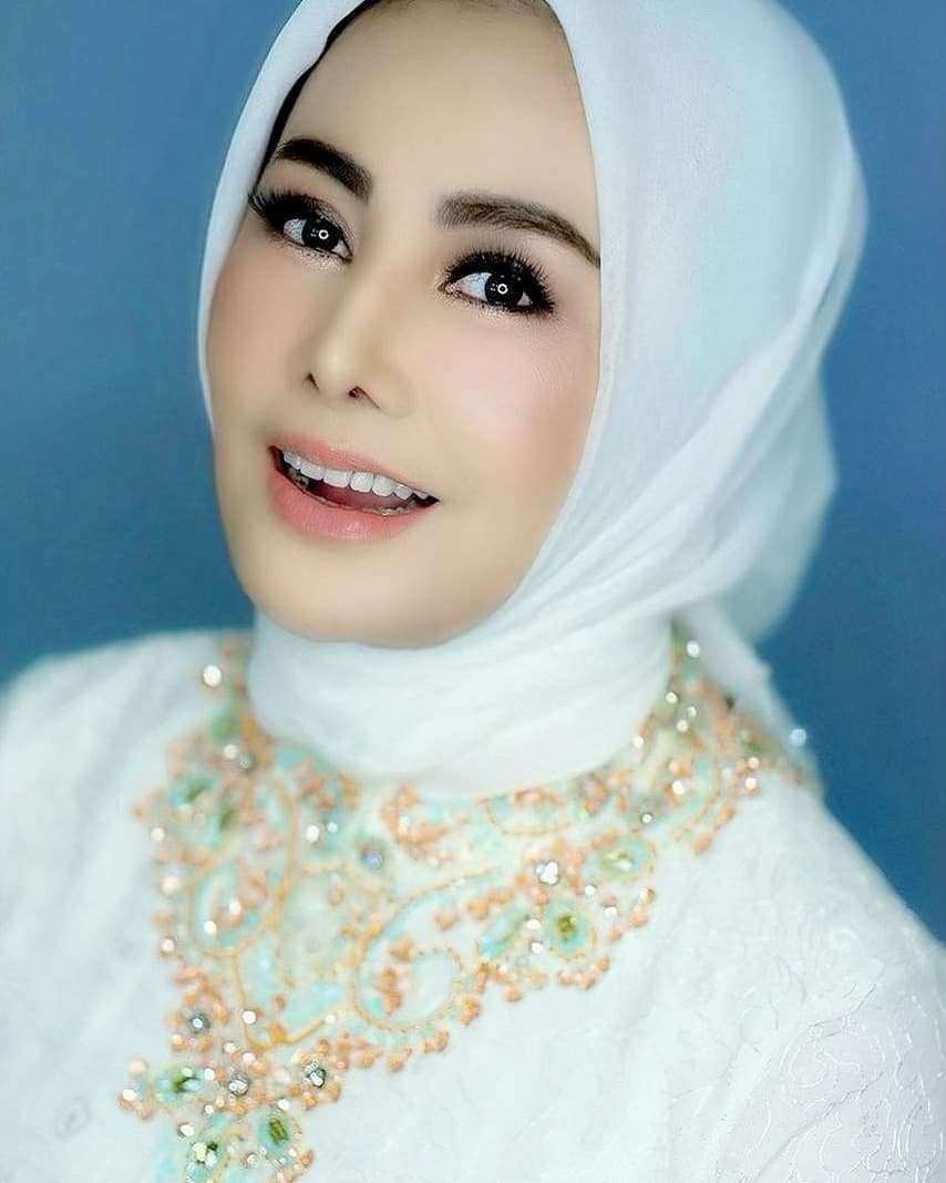 10 Potret Cici Paramida Berhijab, Cantik dan Awet Muda