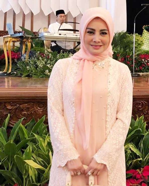 10 Potret Cici Paramida Berhijab, Cantik dan Awet Muda