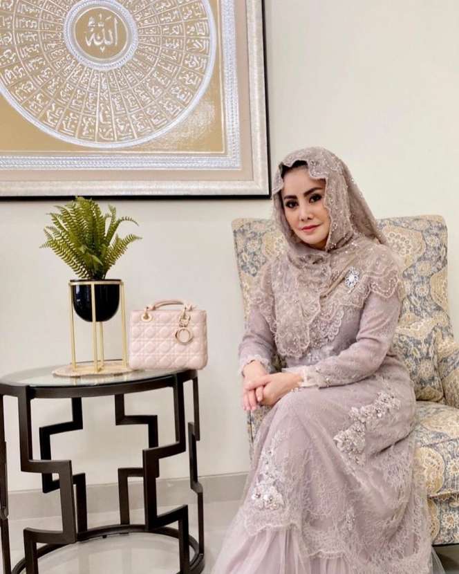 10 Potret Cici Paramida Berhijab, Cantik dan Awet Muda