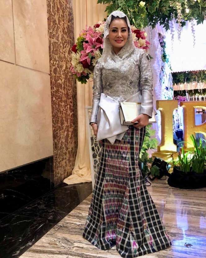 10 Potret Cici Paramida Berhijab, Cantik dan Awet Muda