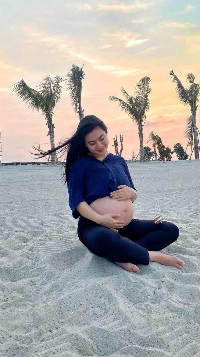 Gaya Stylish Felicya Angelista Pamer Baby Bump Disorot