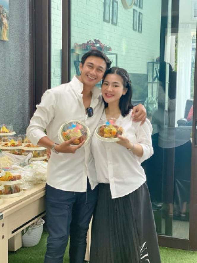Gaya Stylish Felicya Angelista Pamer Baby Bump Disorot