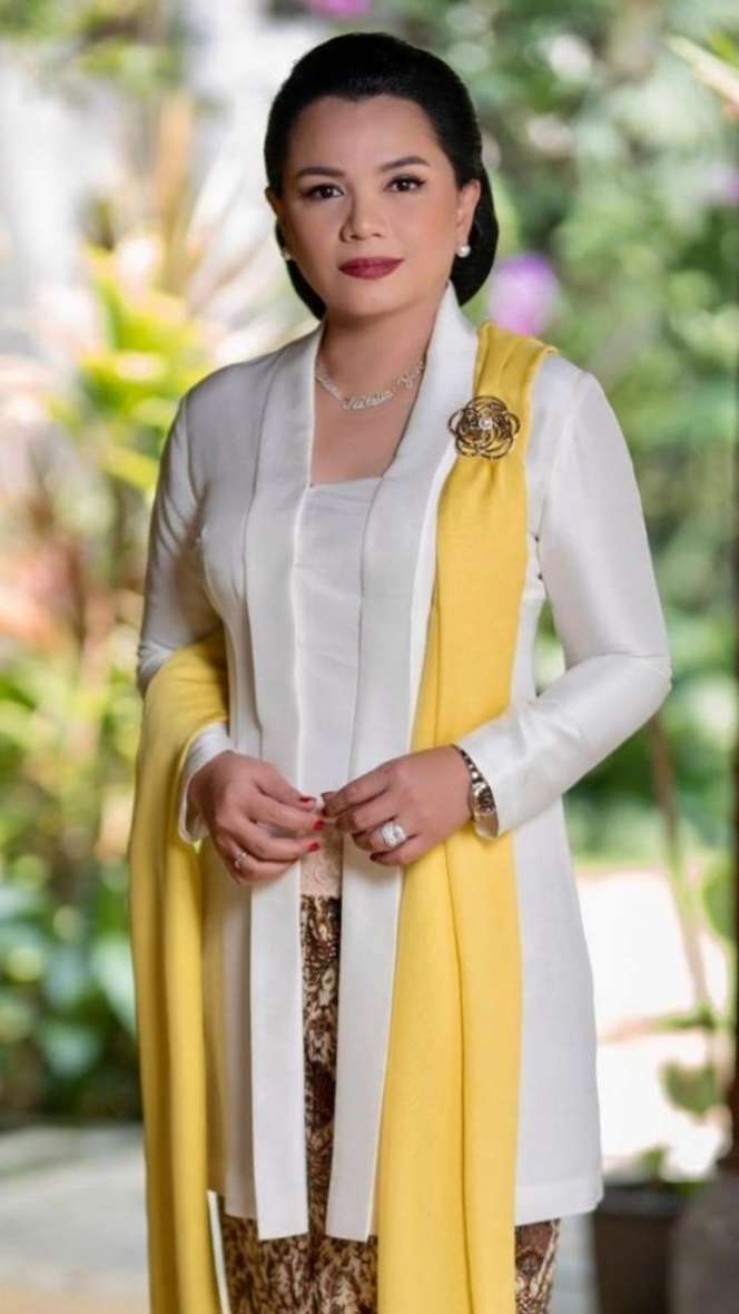 Potret Adu Gaya Istri Para Menteri Saat Kenakan Kebaya
