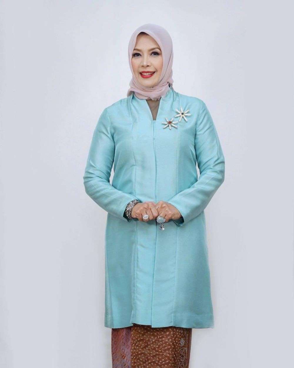 Potret Adu Gaya Istri Para Menteri Saat Kenakan Kebaya
