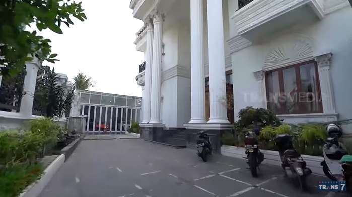 11 Foto Mewahnya Rumah Crazy Rich Cilegon, Sahabat Sisca Kohl