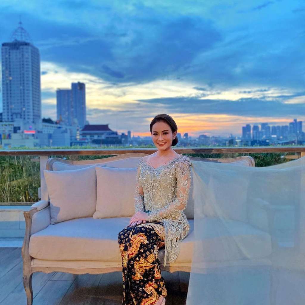10 Potret Veni Budi, Ibu Ovi Dian yang Cantik dan Awet Muda