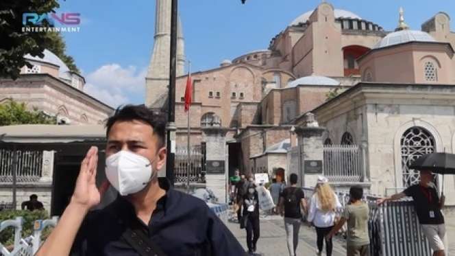 Potret Raffi Ahmad & Nagita Slavina Kunjungi Hagia Sophia