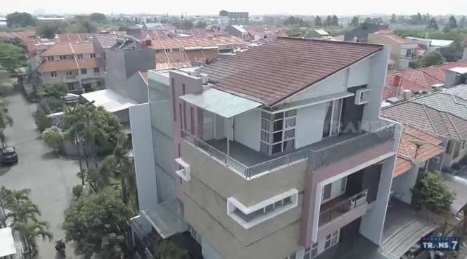 8 Foto Mewahnya Rumah Ci Lina, Penjual Bakmie Seksi yang Viral