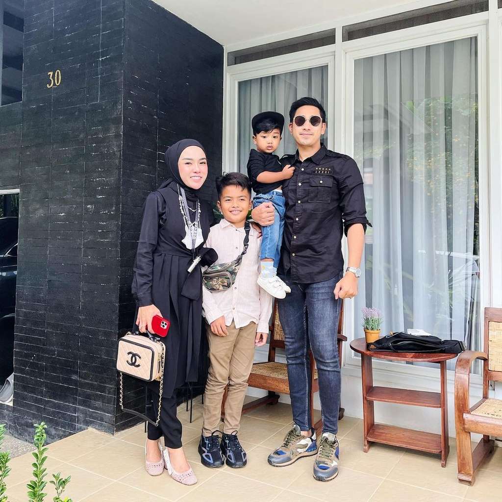 Sama-Sama Tajir, Intip 10 Adu Gaya Rachel Vennya & Medina Zein