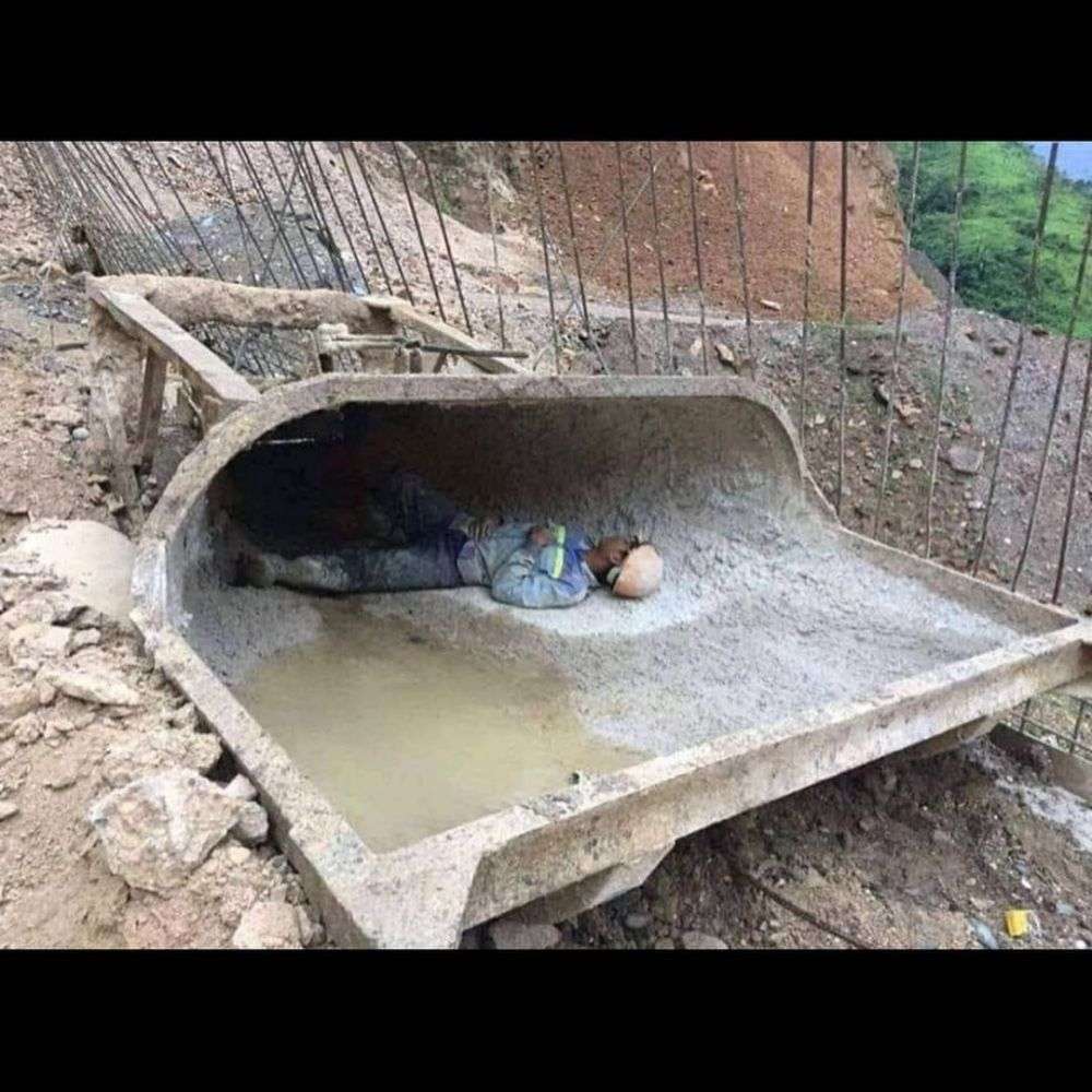 11 Aksi Kuli Bangunan Tidur di Sembarang Tempat, Tak Terduga!