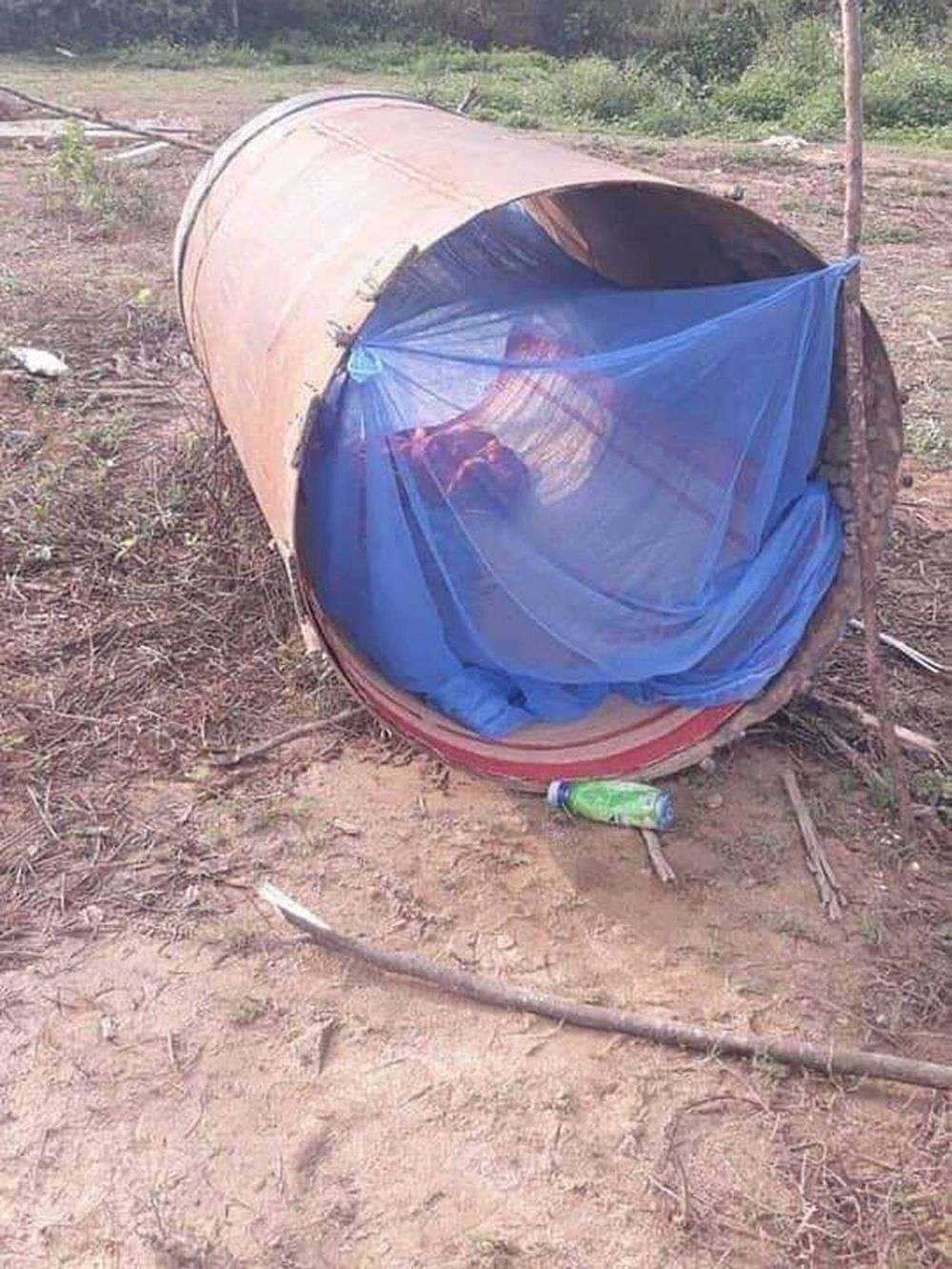 11 Aksi Kuli Bangunan Tidur di Sembarang Tempat, Tak Terduga!