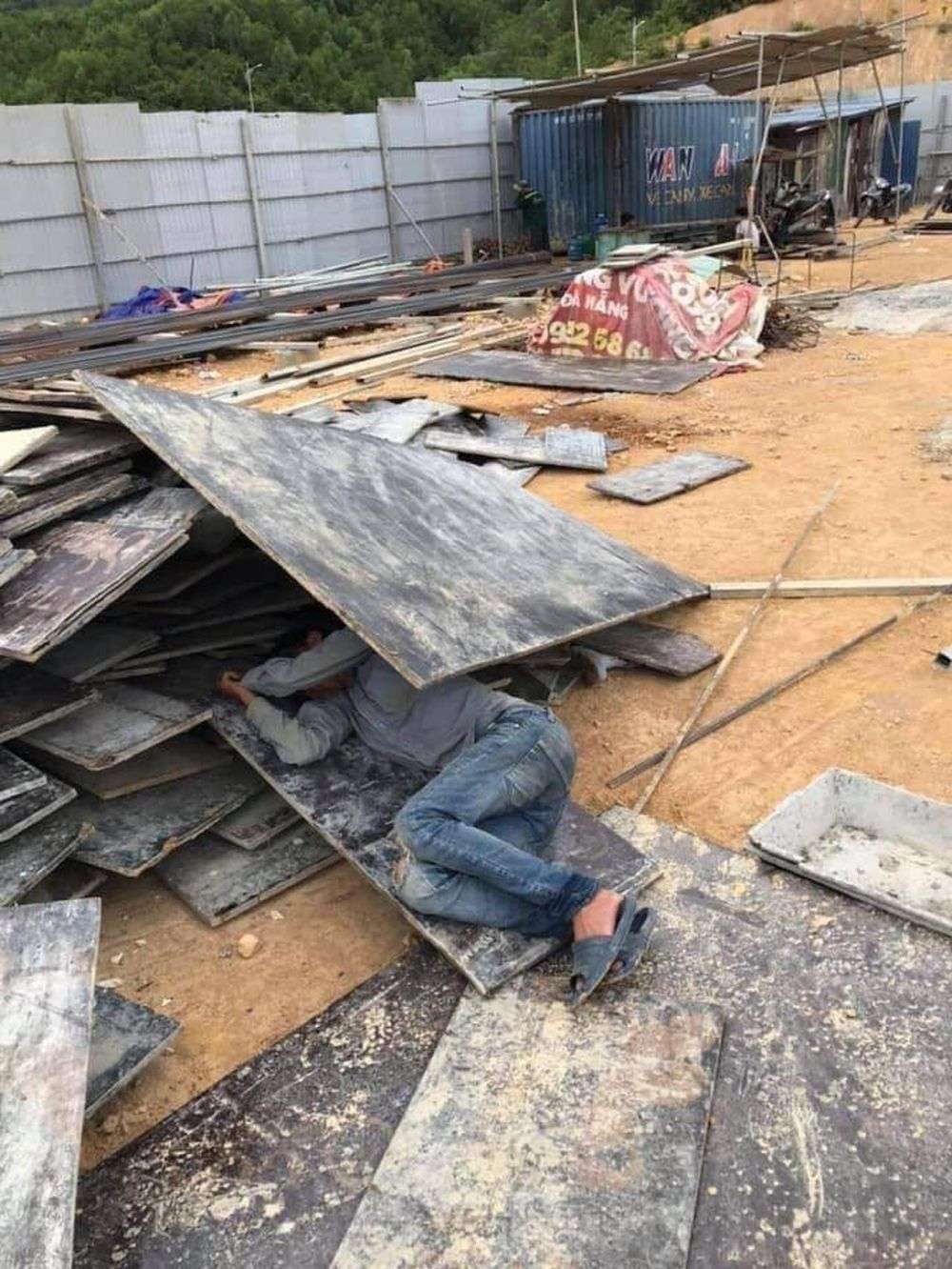 11 Aksi Kuli Bangunan Tidur di Sembarang Tempat, Tak Terduga!