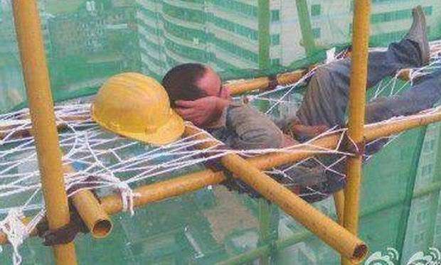 11 Aksi Kuli Bangunan Tidur di Sembarang Tempat, Tak Terduga!