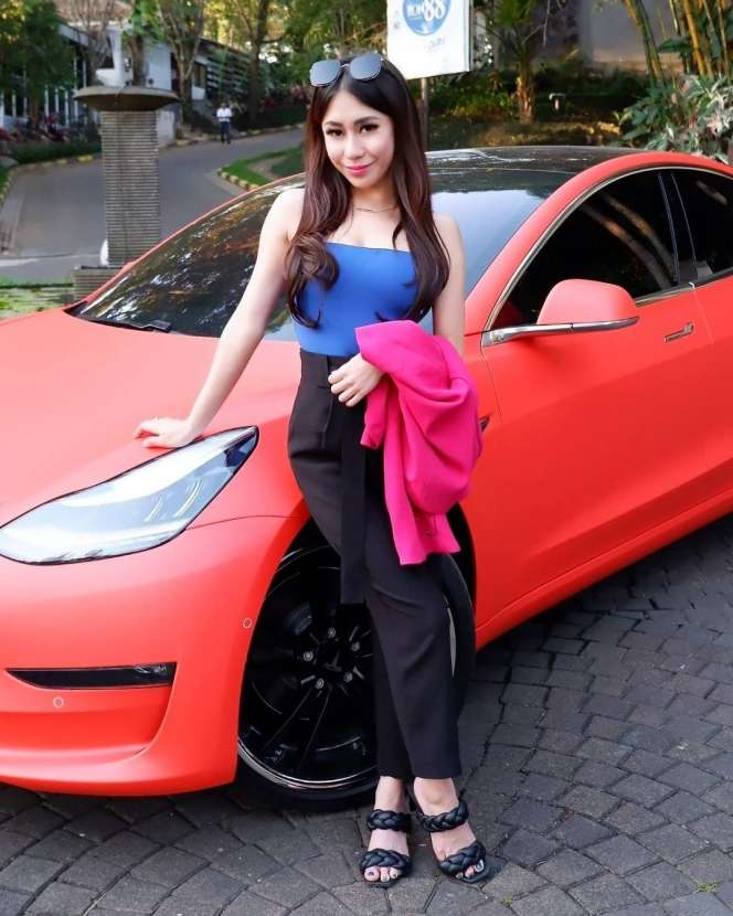 9 Potret Ayu Thalia, Selebgram Cantik Ngaku Dianiaya Anak Ahok