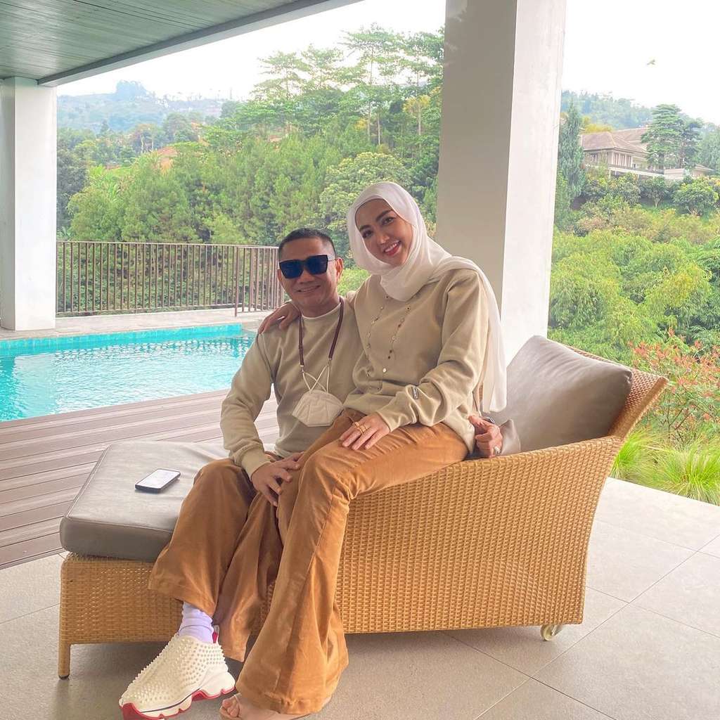 6 Potret Ciuman Bella Shofie dan Sang Suami, Tuai Kritik Pedas