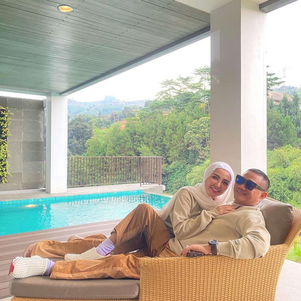 6 Potret Ciuman Bella Shofie dan Sang Suami, Tuai Kritik Pedas