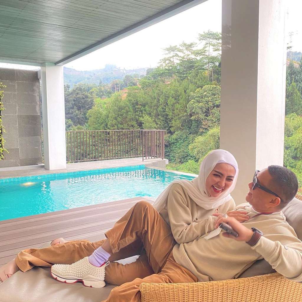6 Potret Ciuman Bella Shofie dan Sang Suami, Tuai Kritik Pedas