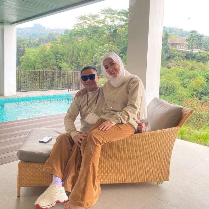 6 Potret Ciuman Bella Shofie dan Sang Suami, Tuai Kritik Pedas