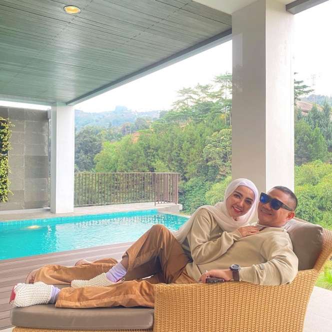 6 Potret Ciuman Bella Shofie dan Sang Suami, Tuai Kritik Pedas