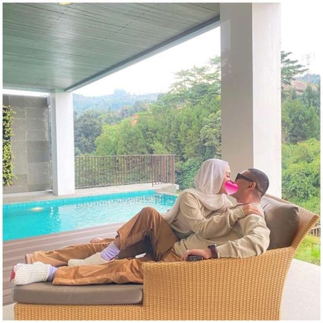 6 Potret Ciuman Bella Shofie dan Sang Suami, Tuai Kritik Pedas