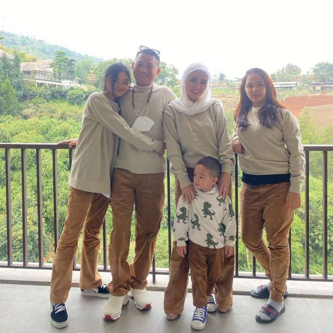 6 Potret Ciuman Bella Shofie dan Sang Suami, Tuai Kritik Pedas