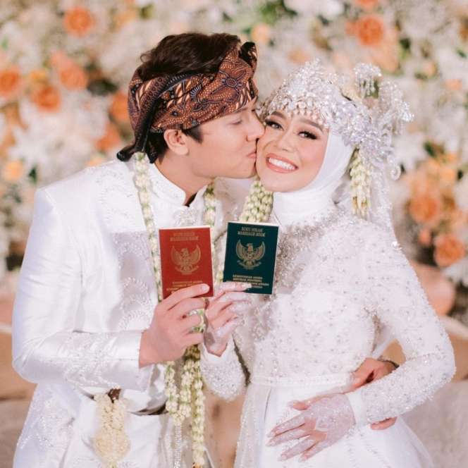 7 Foto Rizky Billar Cium Mesra Bibir Lesty, Fans Auto Histeris