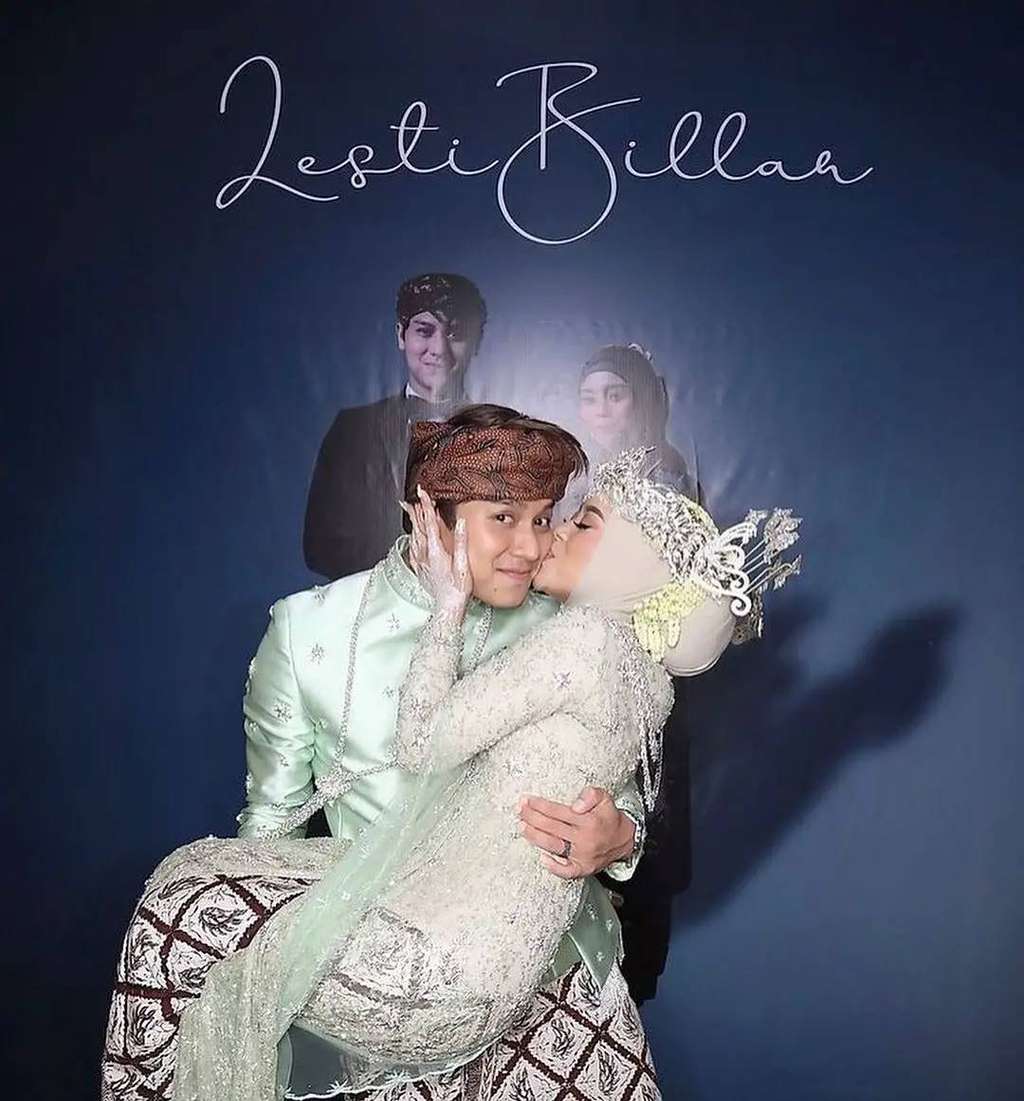 7 Foto Rizky Billar Cium Mesra Bibir Lesty, Fans Auto Histeris