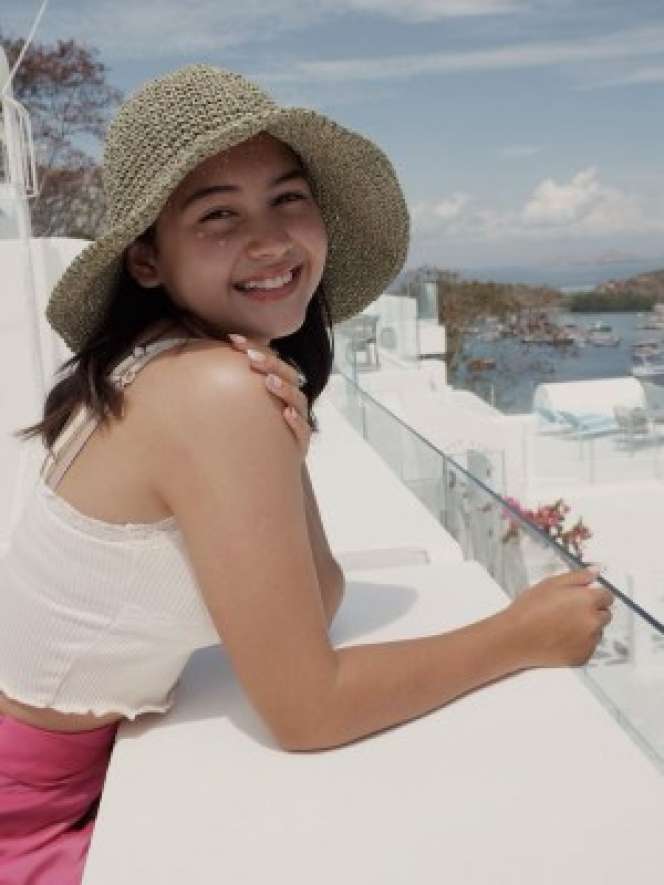 Potret Liburan Sandrinna Michelle Foto sama Hewan Langka