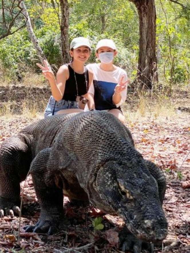 Potret Liburan Sandrinna Michelle Foto sama Hewan Langka