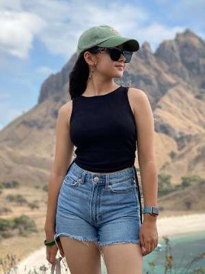 Potret Liburan Sandrinna Michelle Foto sama Hewan Langka