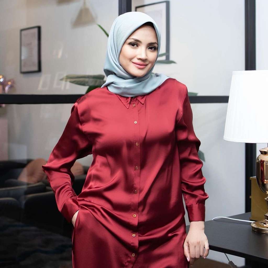 Artis Cantik Warkop DKI Nangis, 80 Ribu Hijab Sold dalam 2 Jam