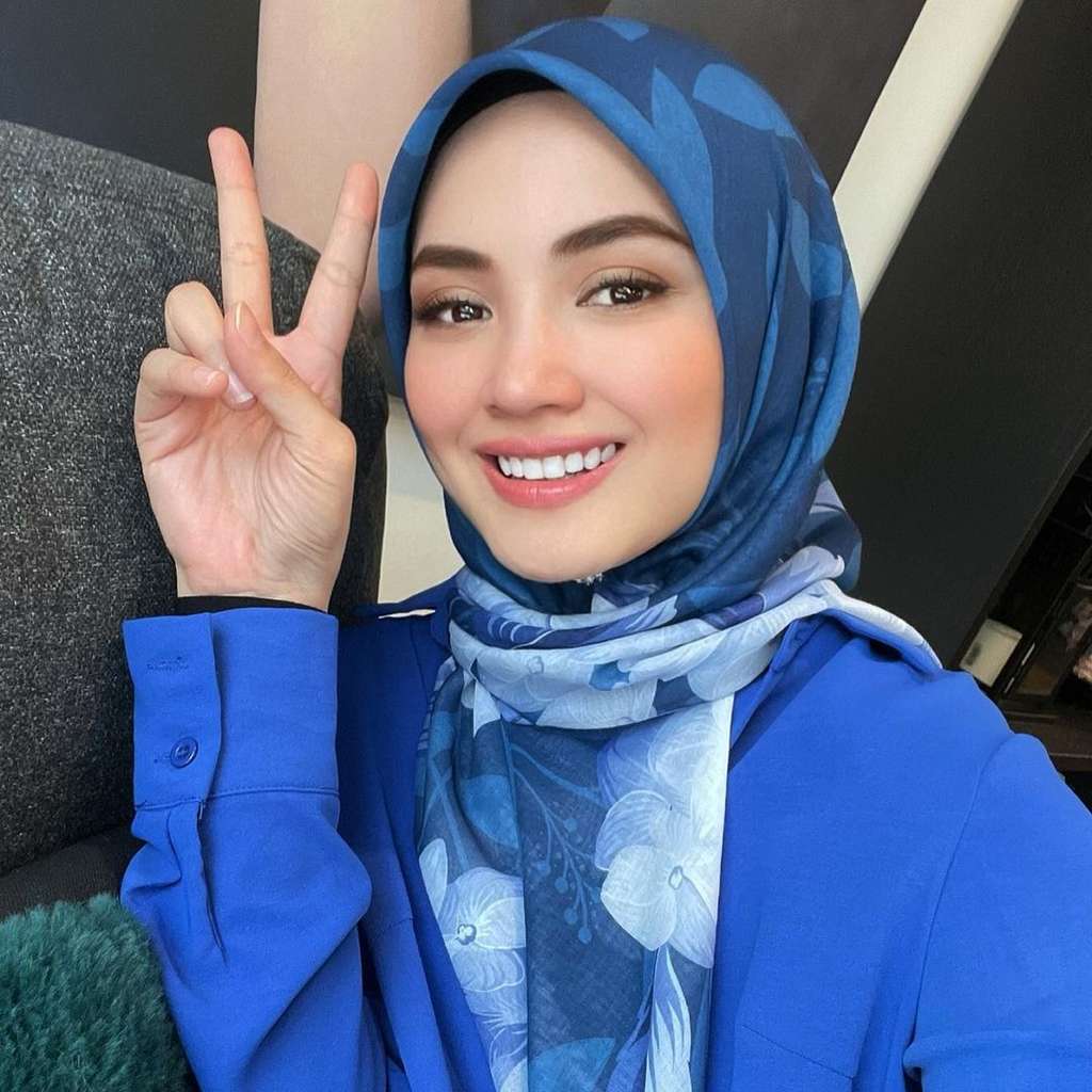 Artis Cantik Warkop DKI Nangis, 80 Ribu Hijab Sold dalam 2 Jam