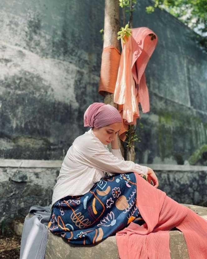 Potret Terbaru Putri Anne Saloka, Gaya Hijabnya Jadi Sorotan