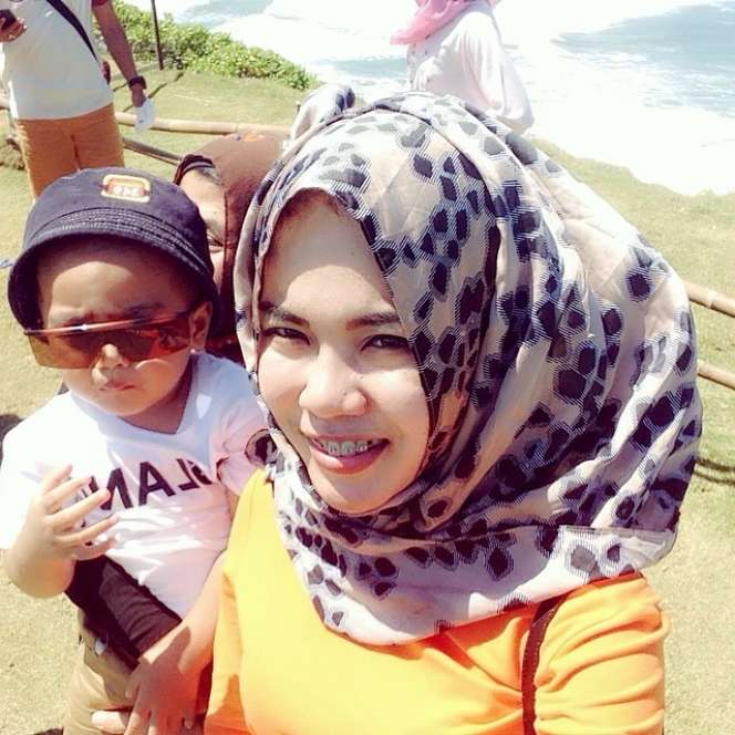 8 Foto Gaya Hijab Medina Zein dari Masa ke Masa, Pangling Abis