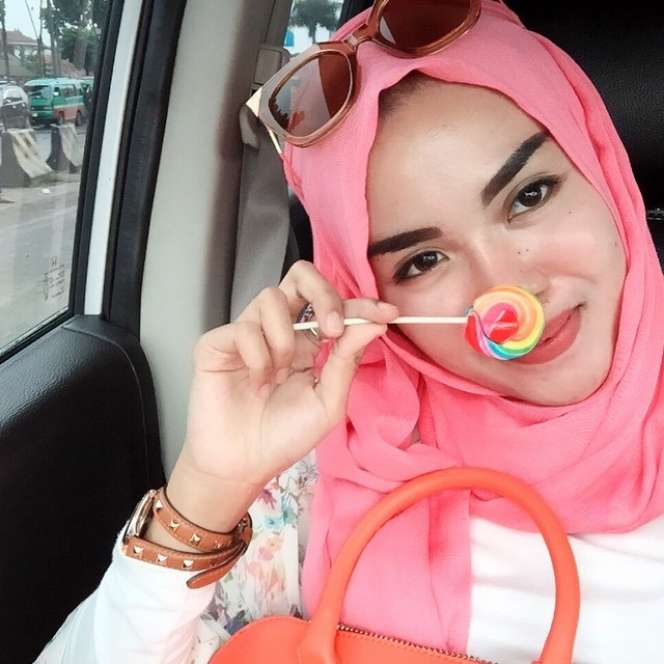 8 Foto Gaya Hijab Medina Zein dari Masa ke Masa, Pangling Abis