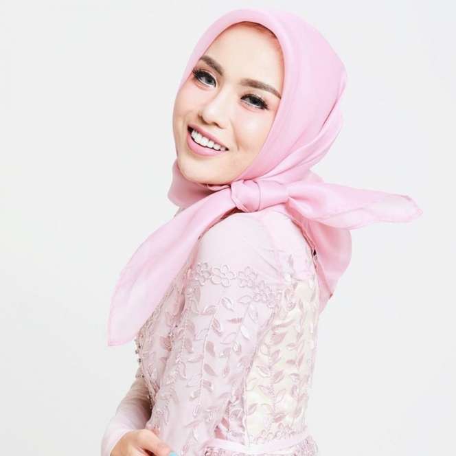 8 Foto Gaya Hijab Medina Zein dari Masa ke Masa, Pangling Abis