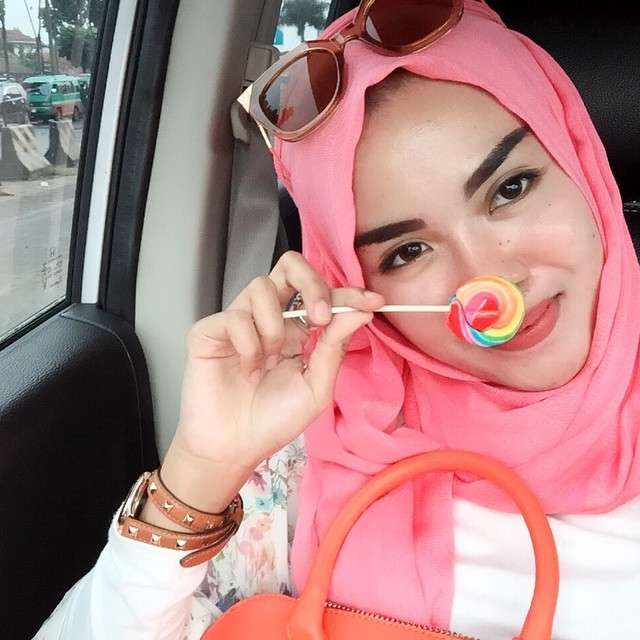 8 Foto Gaya Hijab Medina Zein dari Masa ke Masa, Pangling Abis