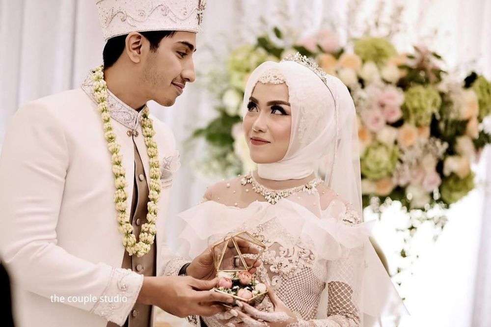 8 Foto Gaya Hijab Medina Zein dari Masa ke Masa, Pangling Abis
